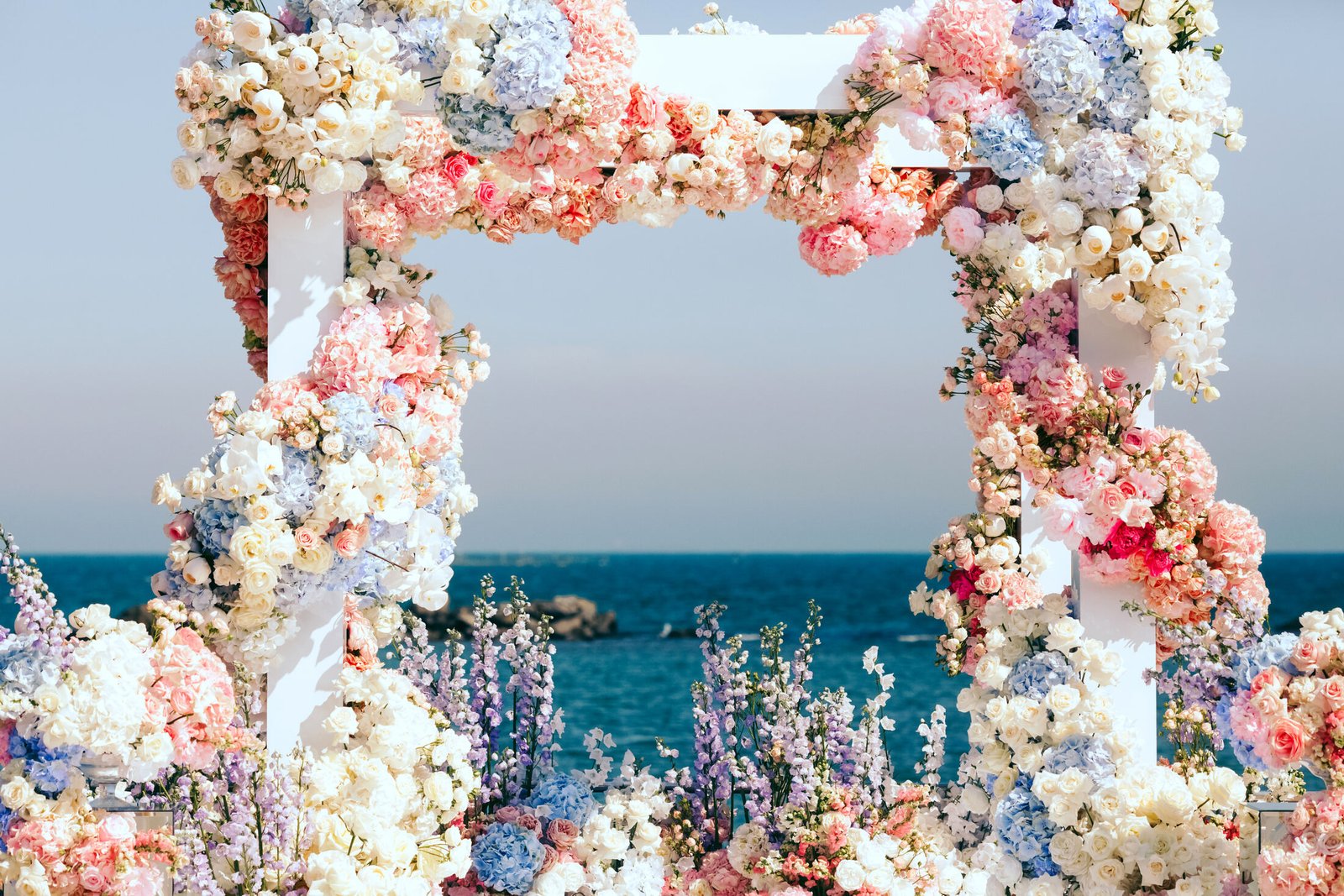 Luxurious wedding floral centrepiece — elegant roses and white blooms